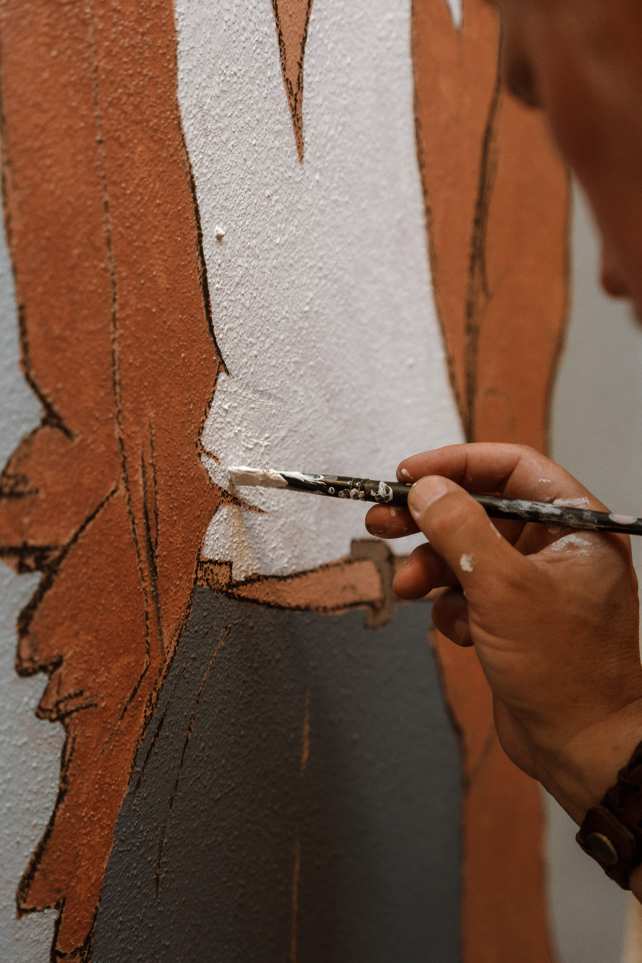 Detalle del mural Can Teix — pincelada en proceso